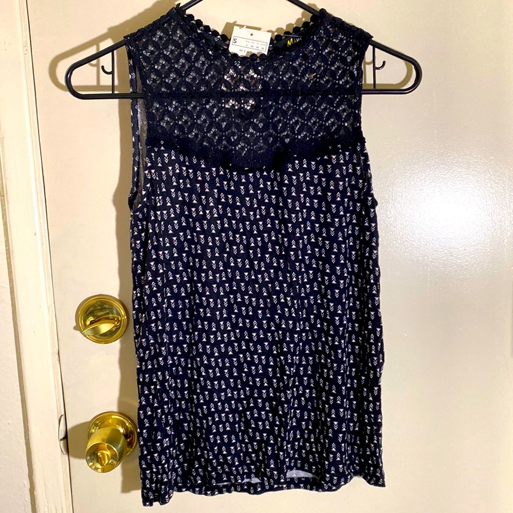 Cute knitted blouse perfect with a nice blazer for work or a skirt to go out.